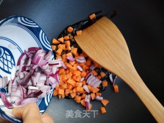如何做出一碗营养又美味的泡面——胡萝卜洋葱拌面的做法步骤：8