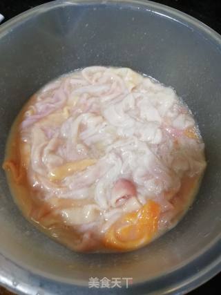 炒鱼肠的做法步骤：1