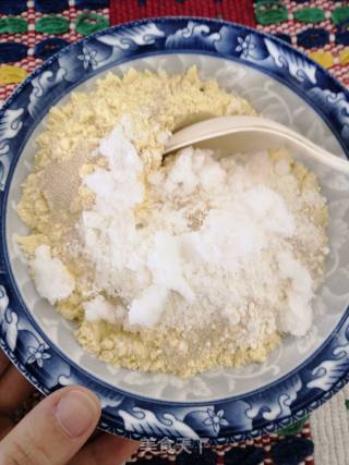 玉米面葡萄干发糕的做法步骤：1