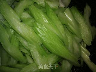 芹菜炒蛋的做法步骤：1