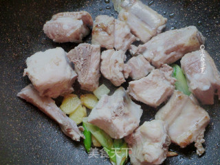 排骨土豆焖饭#冬季暖身美食#的做法步骤：2