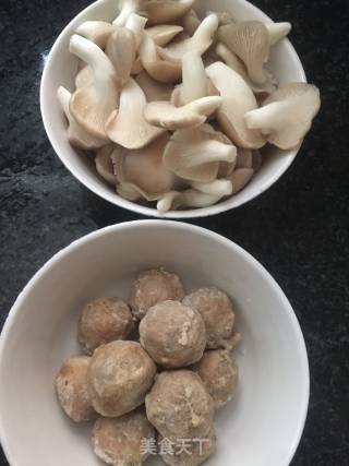 平菇丸子汤的做法步骤：1