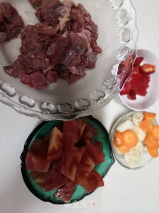 牛肉炖西红柿马蹄的做法步骤：2