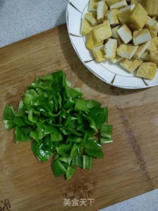 胡萝卜青椒炒香干的做法步骤：3
