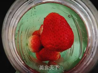 草莓酸奶奶昔的做法步骤：2
