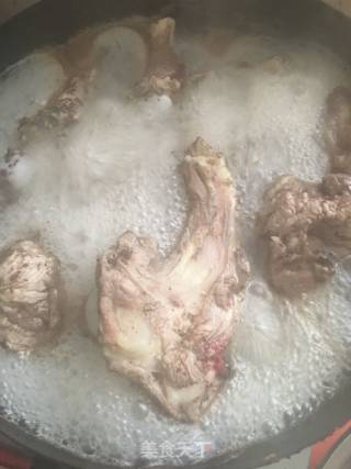 家常炖大骨头的做法步骤：1