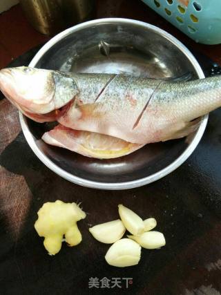 清蒸鲈鱼的做法步骤：1