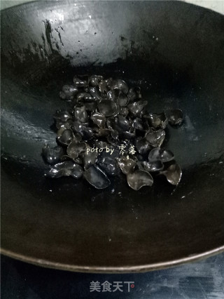 如何炒木耳不炸锅？的做法步骤：5