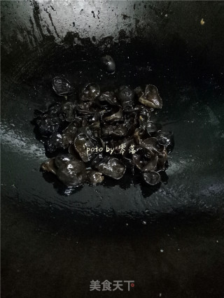如何炒木耳不炸锅？的做法步骤：6