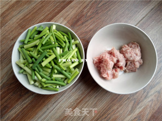 蒜薹炒肉的做法步骤：1