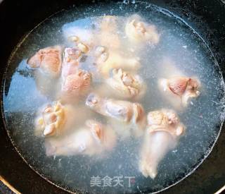 红烧鸡翅根的做法步骤：2