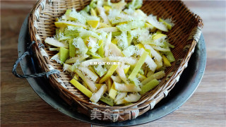 如何让柚子皮变成好吃的柚子糖的做法步骤：2