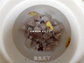 茯苓猪骨汤的做法步骤：4