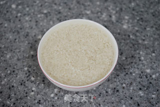 美食节腊肠荷兰豆煲仔饭的做法步骤：1