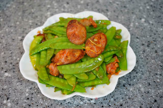 美食节腊肠荷兰豆煲仔饭的做法步骤：20