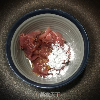 蒜苗炒肉片的做法步骤：2
