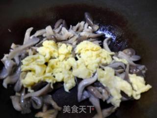 平菇炒鸡蛋韭菜的做法步骤：8
