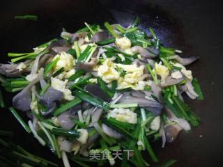 平菇炒鸡蛋韭菜的做法步骤：10