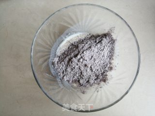 黑米戚风蛋糕的做法步骤：4