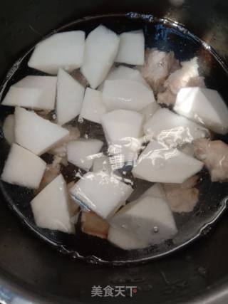 如何挑选鲜嫩白萝卜：萝卜排骨汤的做法步骤：3
