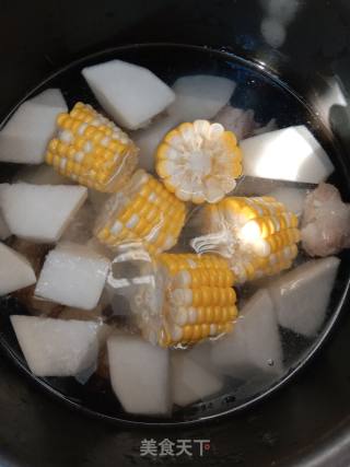 如何挑选鲜嫩白萝卜：萝卜排骨汤的做法步骤：4