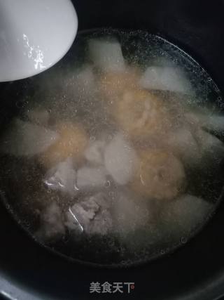 如何挑选鲜嫩白萝卜：萝卜排骨汤的做法步骤：5