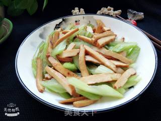 香干炒芹菜的做法步骤：1