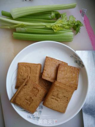 香干炒芹菜的做法步骤：2