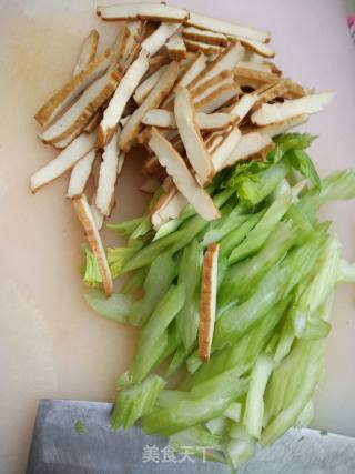 香干炒芹菜的做法步骤：3