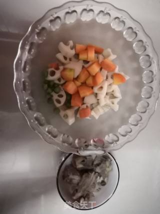 排骨胡萝卜莲藕汤的做法步骤：2