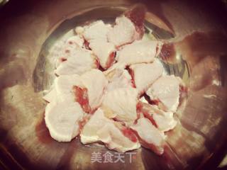 蒜香鸡翅焗南瓜的做法步骤：1