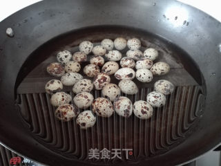 鹌鹑蛋红烧肉的做法步骤：1