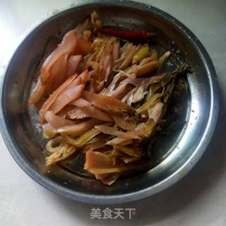 酸菜鱼头锅的做法步骤：2
