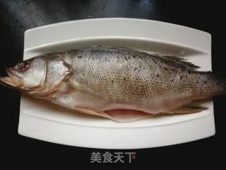 油泼鲈鱼的做法步骤：2