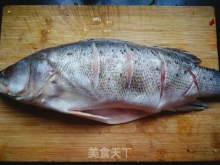 油泼鲈鱼的做法步骤：3