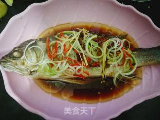 油泼鲈鱼的做法步骤：9