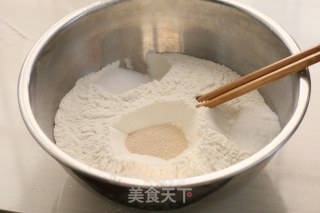 怎么手揉面团做牛奶小面包？的做法步骤：1