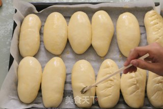 怎么手揉面团做牛奶小面包？的做法步骤：17