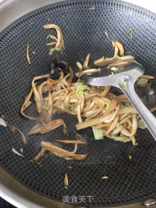 杏鲍菇海参炒面的做法步骤：6