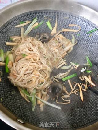 杏鲍菇海参炒面的做法步骤：15