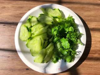 黄瓜拌海蜇的做法步骤：3