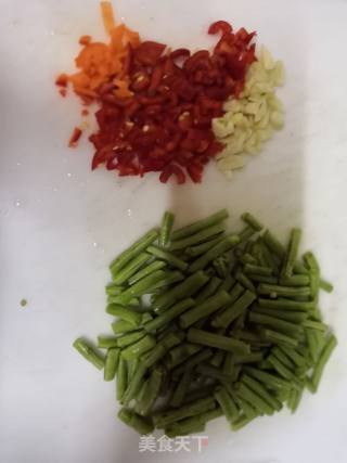 红椒拌豇豆的做法步骤：1