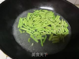 红椒拌豇豆的做法步骤：2