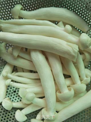 红虾海鲜菇汤的做法步骤：2