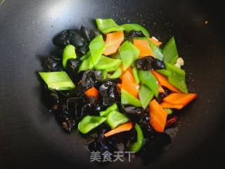 胡萝卜炒木耳的做法步骤：7