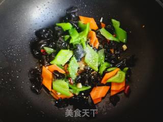 胡萝卜炒木耳的做法步骤：8