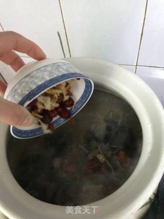 乌鸡汤的做法步骤：2