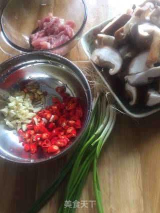 香菇炒肉丝的做法步骤：2