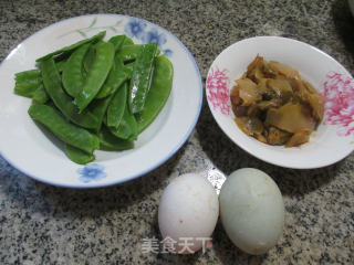 榨菜片鸭蛋炒荷兰豆的做法步骤：1