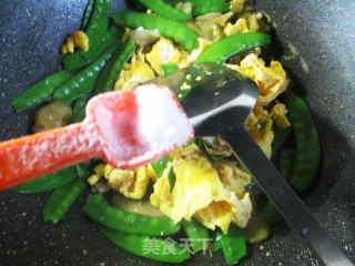 榨菜片鸭蛋炒荷兰豆的做法步骤：6